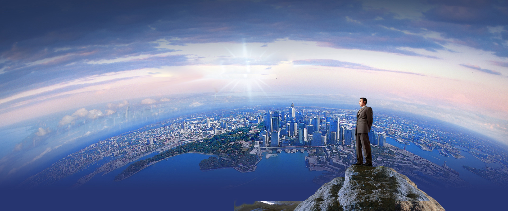 仓壁振动器以振动电机为激振源,将底座与电机采用高强度螺栓坚固连接,用于防止和消除料仓、料罐或料斗内物料的起拱、管状通道、粘仓等闭塞现象